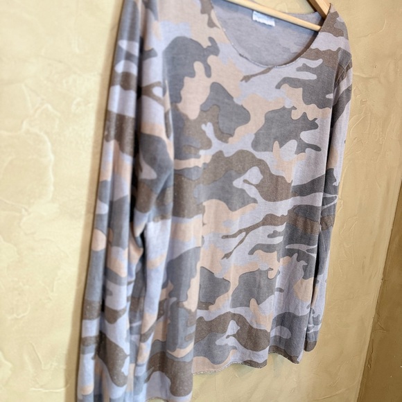 Italian-Made Shimmer Camo Long Sleeve Top | Soft Neutral Palette - Picture 4 of 9